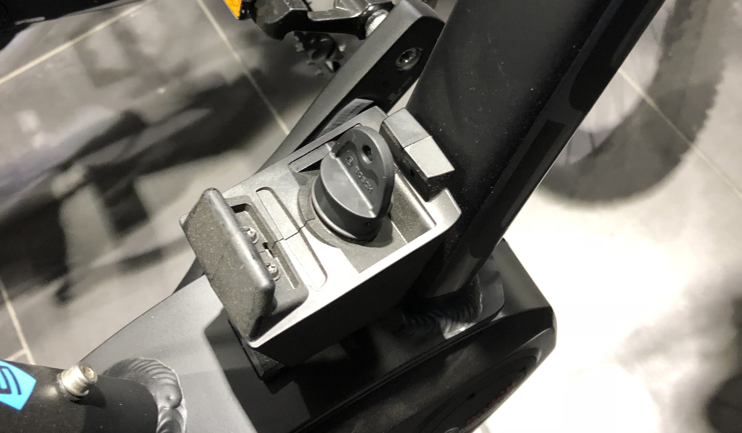 Bosch Pin Cover til batterisokkel, på skrårør - eCykler a/s