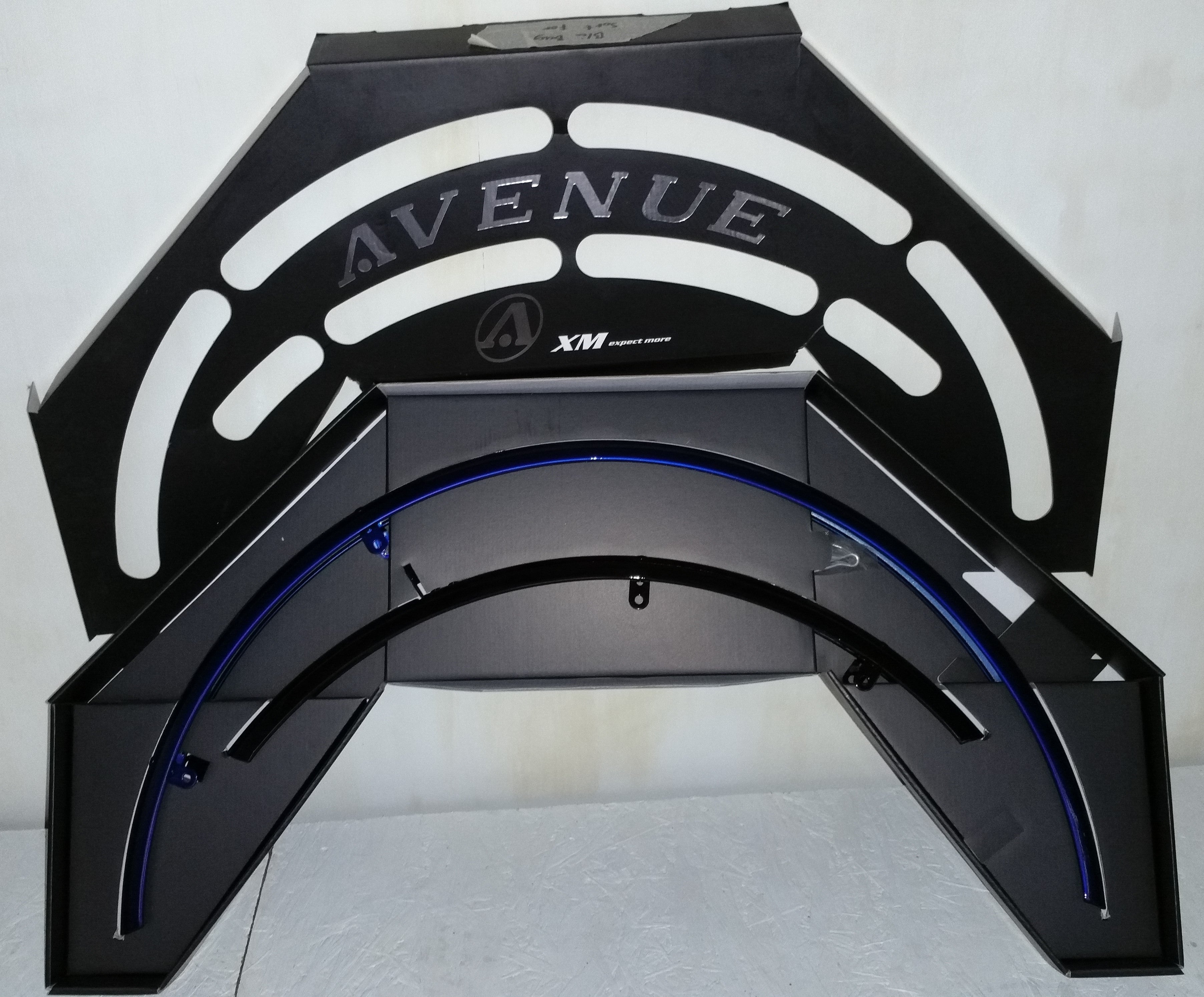 Avenue Helskærme Alu Black/UltimateBlue Shiny (Sort forskærm blå bagskærm) 35mm passer til 28" hjul - eCykler a/s 