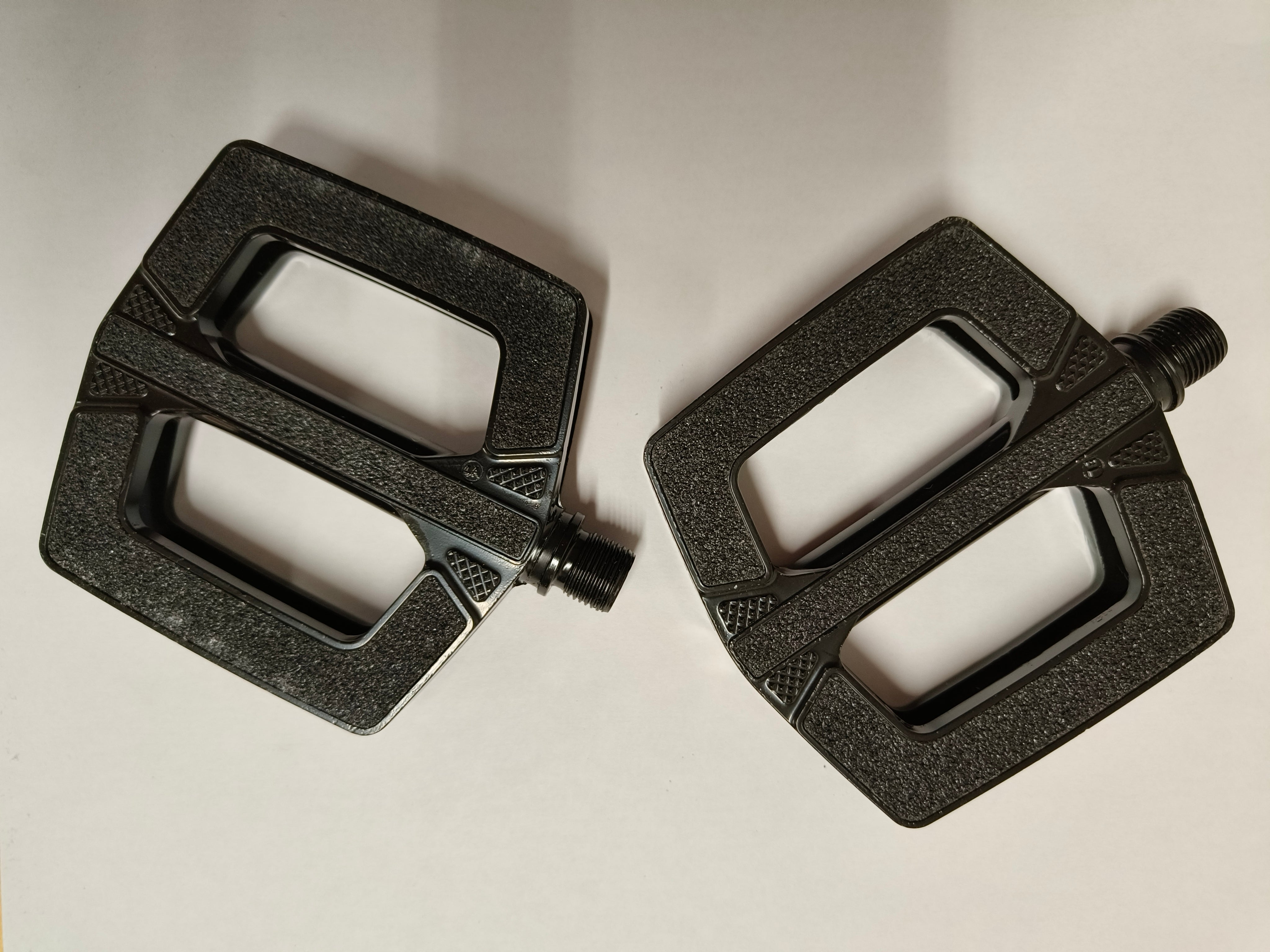 Riese & Müller pedaler med Custom Griptape - eCykler a/s 